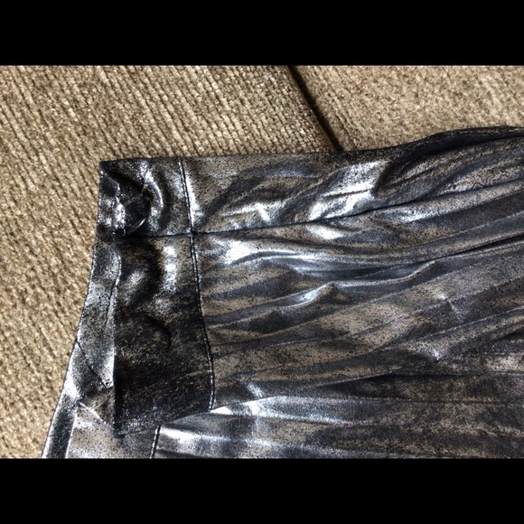 Romeo & Juliet Couture metallic pleated skirt - Picture 2 of 4